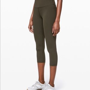 NWT Lululemon Wunder Under MR 21” Crop Size 4